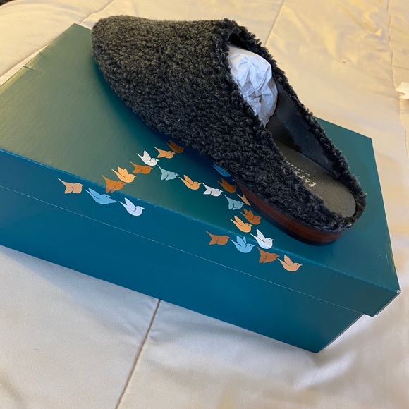 Farylrobin - Picture 2 of 2